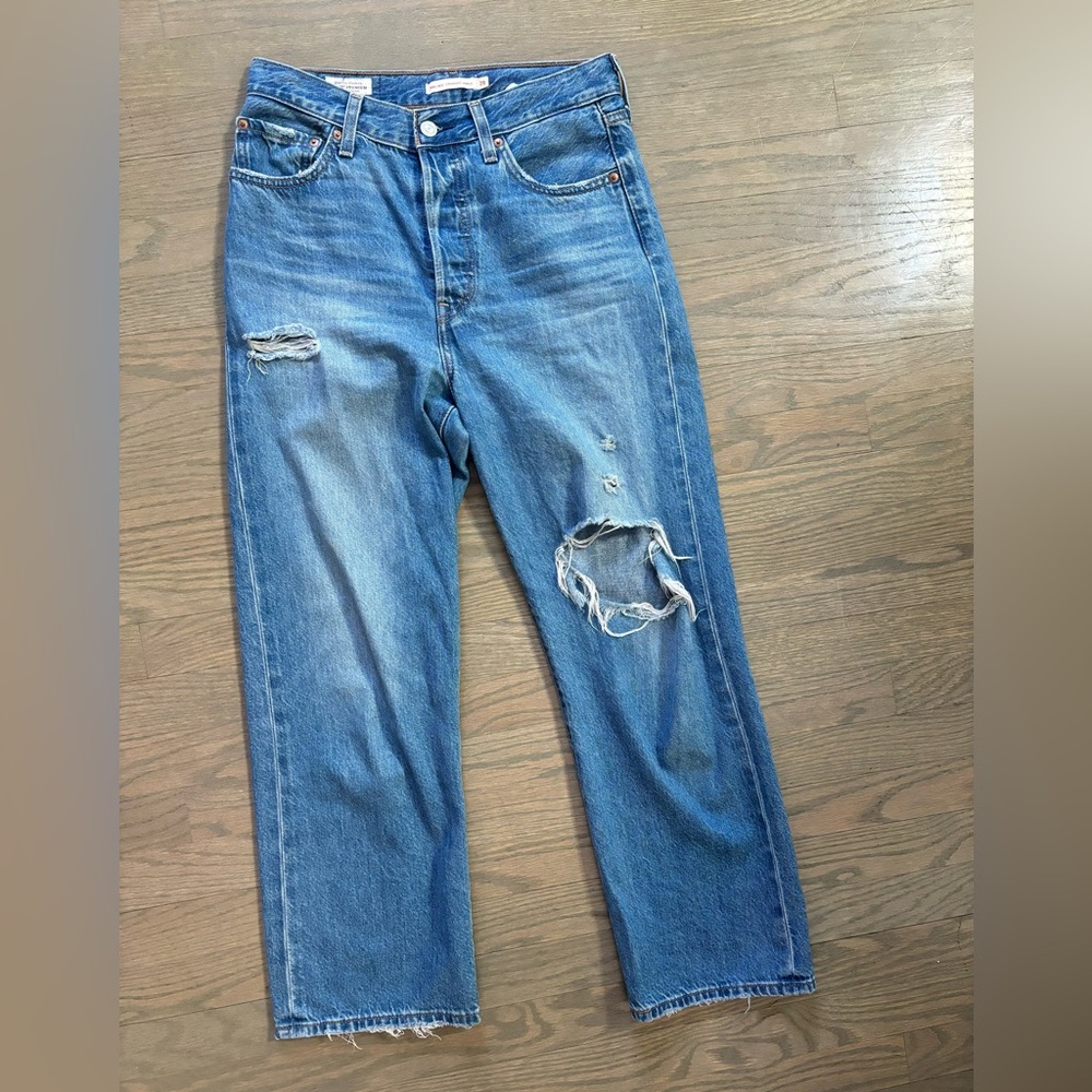 Levis ribcage straight ankle distressed jeans women’s size 28